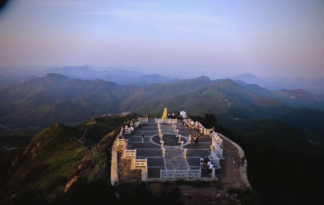 三公山持续走红,吸引众多游客前来探访