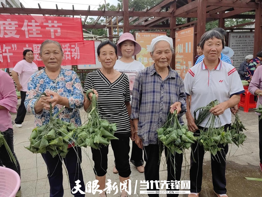 瓮安珠藏镇:"巧手包粽"迎端午 "家常话短"心连心