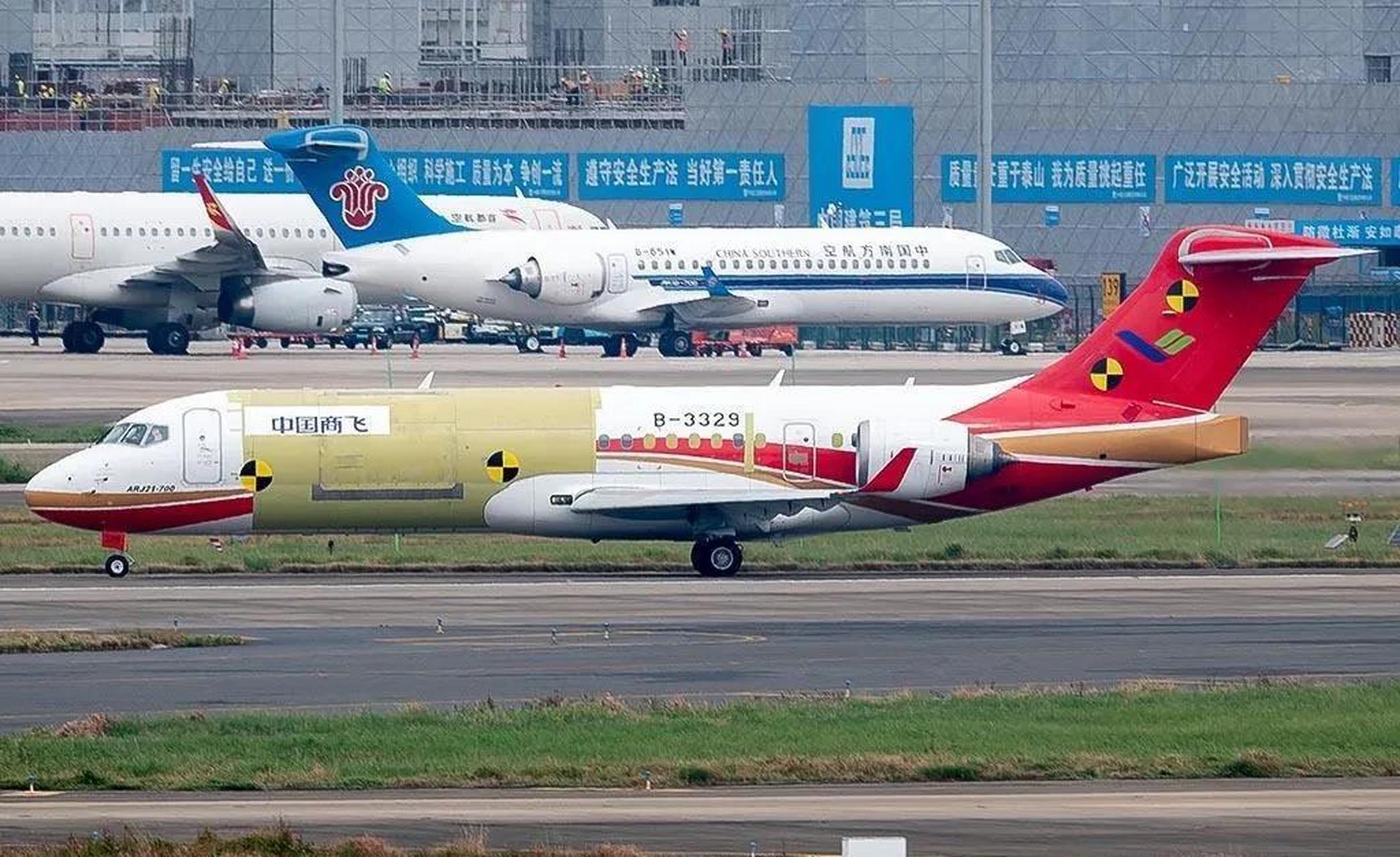 白云机场看到几架新鲜的飞机,全球第一架arj21客改货,2022年商飞退
