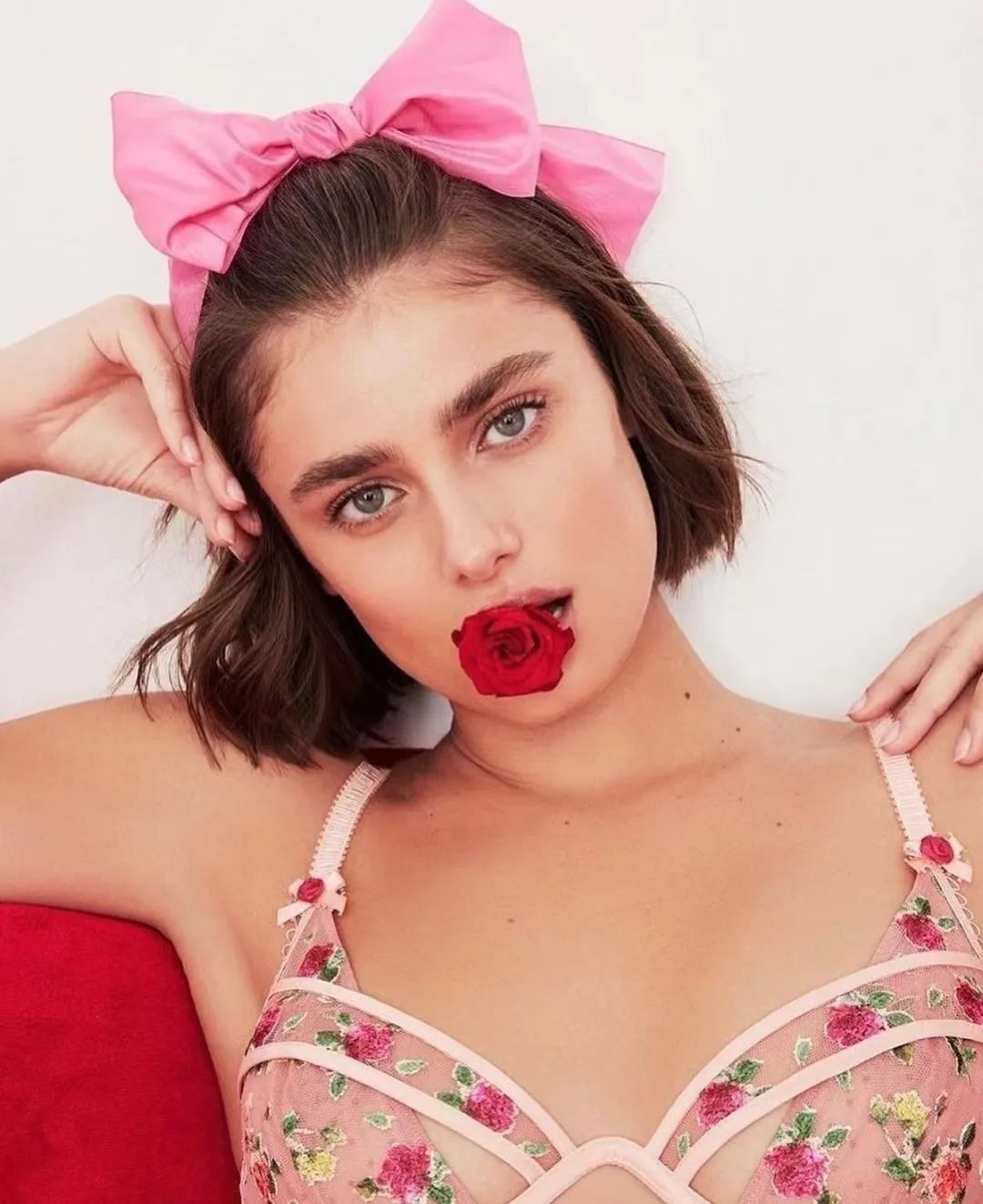 维秘超模taylor hill光着脚穿婚纱嫁了!