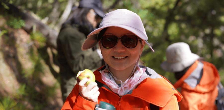 张艺谋娇妻晒素颜爬山照!穿紧身裤秀细长双腿,下巴一块斑点突出