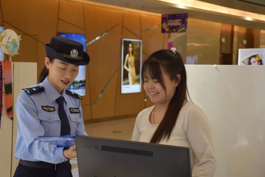 网传女辅警照片系冒用图片