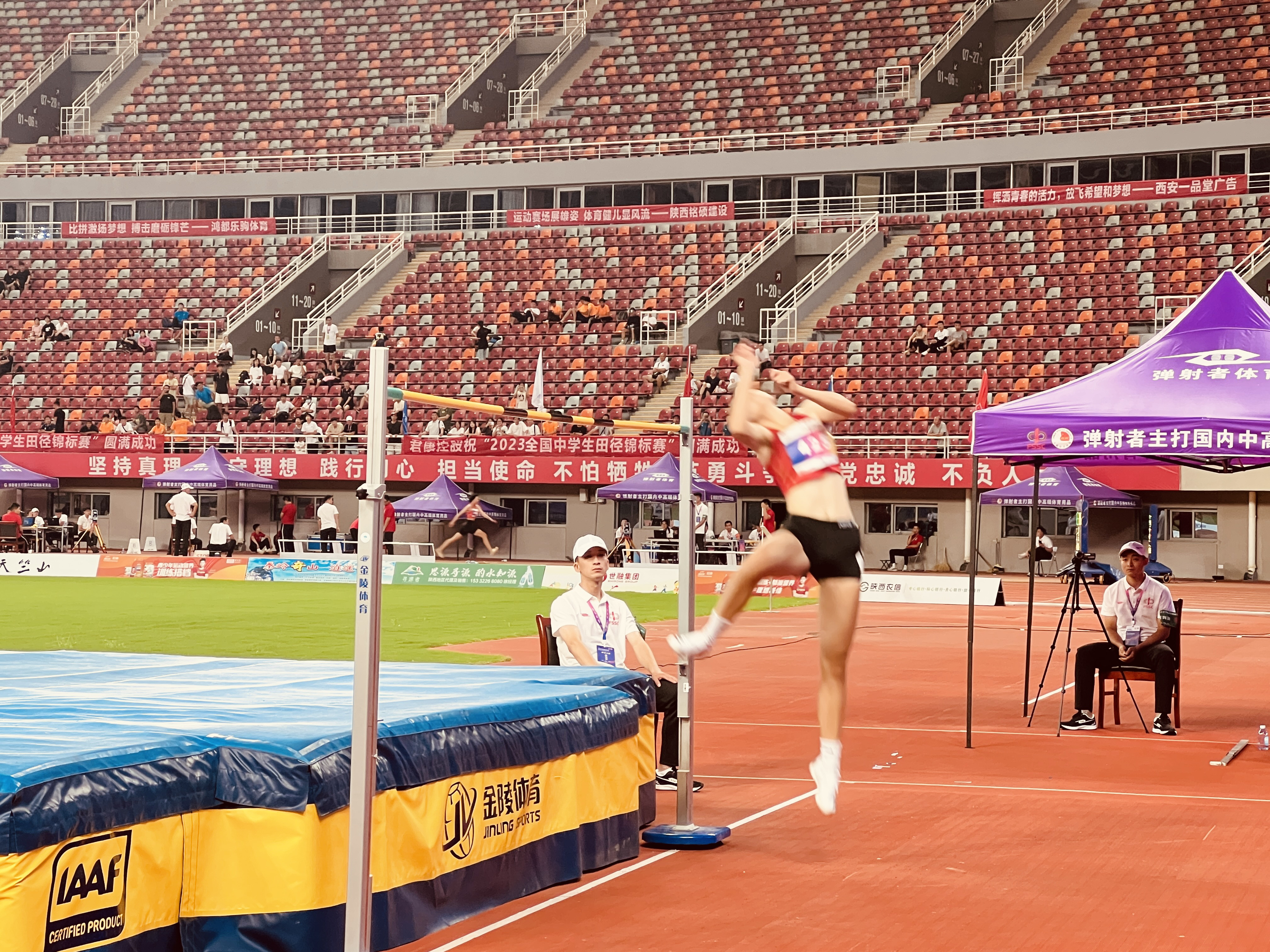 河南高中生跳高比赛打破国内尘封11年纪录 网友:自古英雄出少年