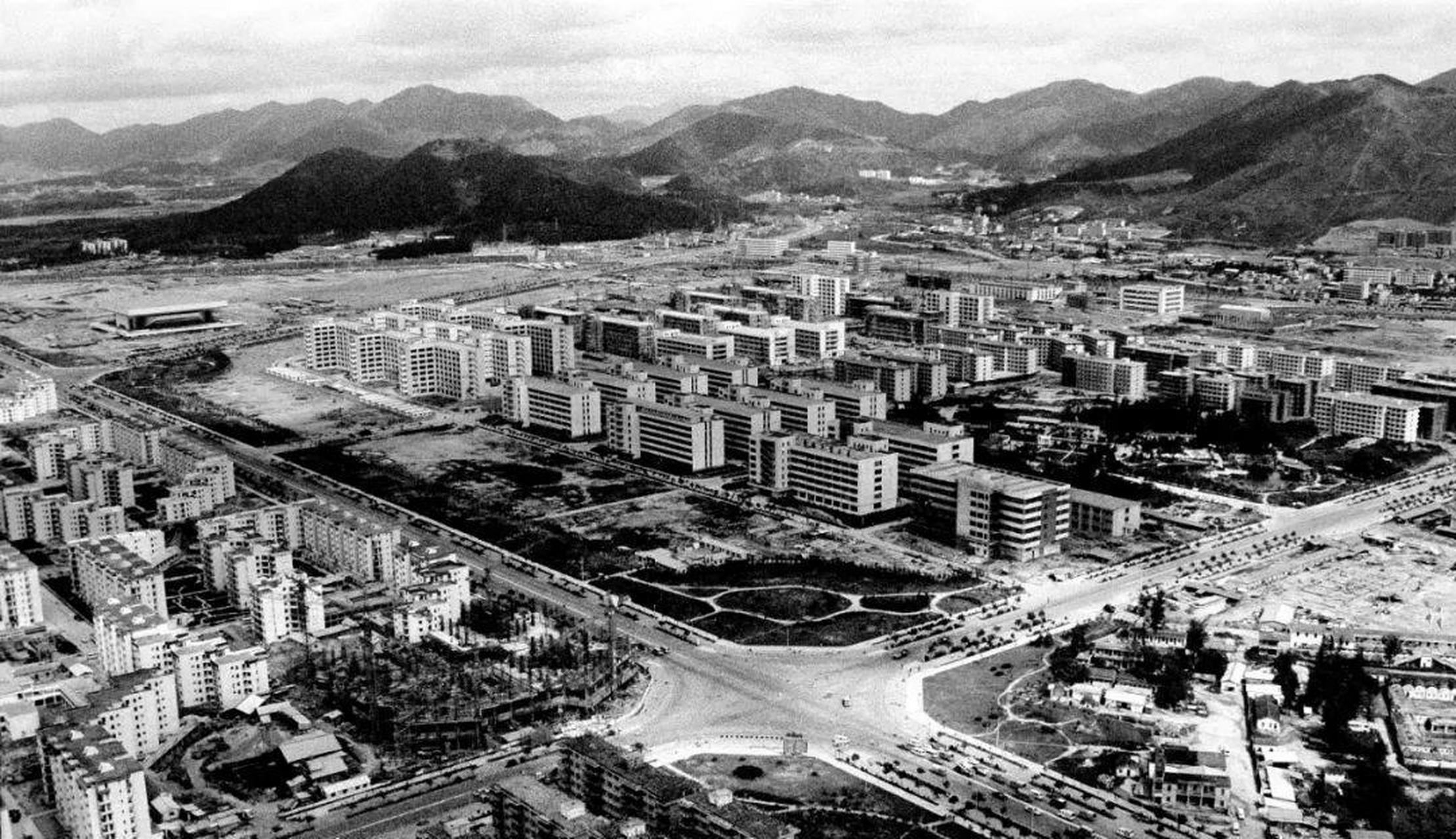 1979年,中央决定成立深圳特区,派谁去深圳当一把手,成为一个头疼问题.