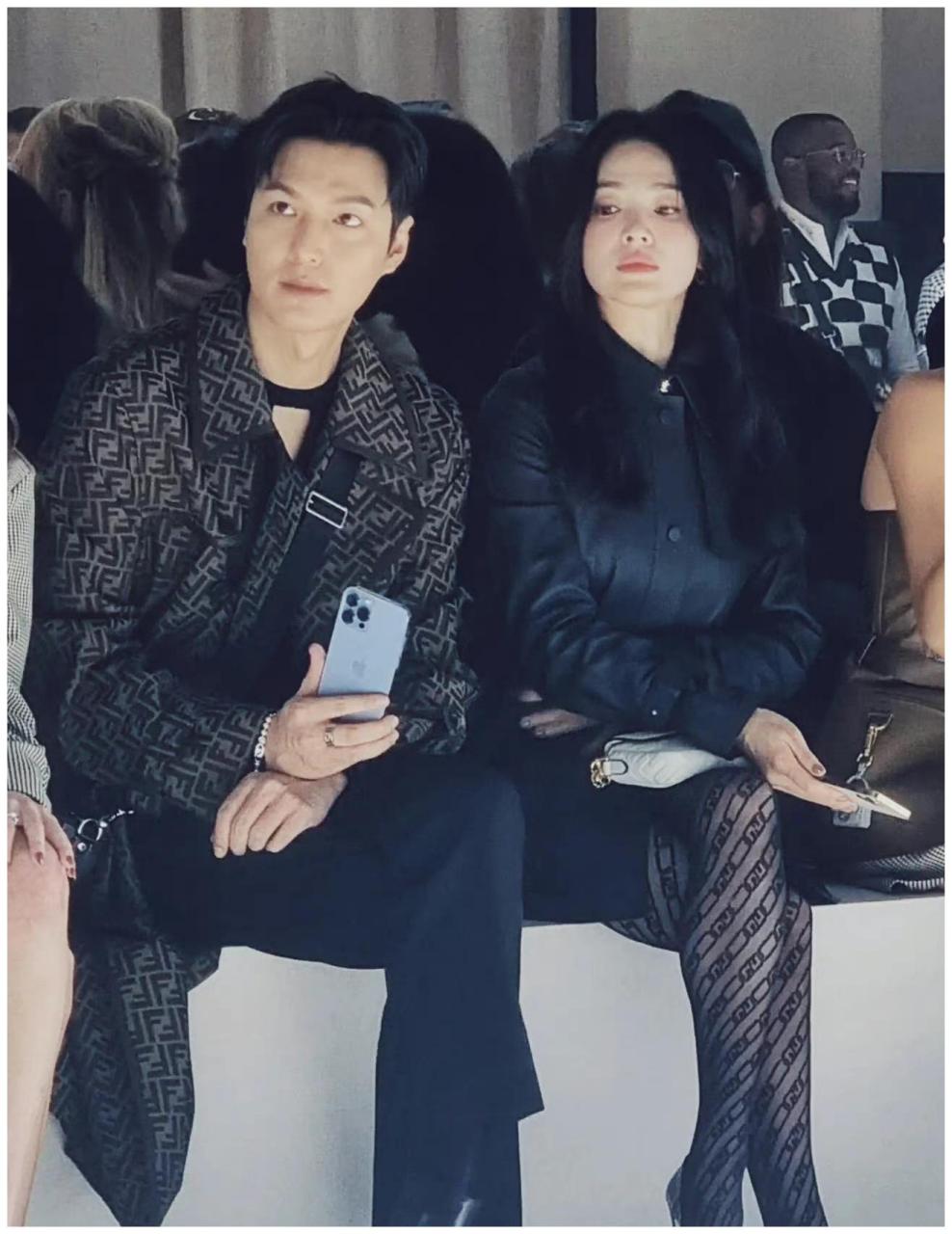 宋慧乔李敏镐现身时尚活动,两人坐一起看秀,豪门姐弟既视感