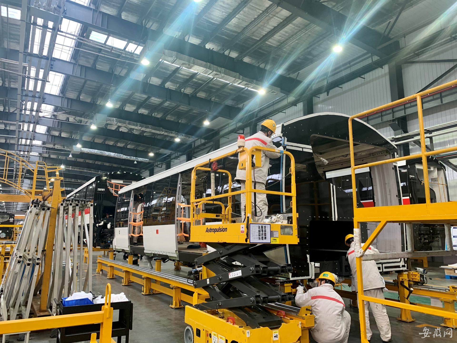 全国首条无人驾驶跨座式单轨列车"芜湖造"