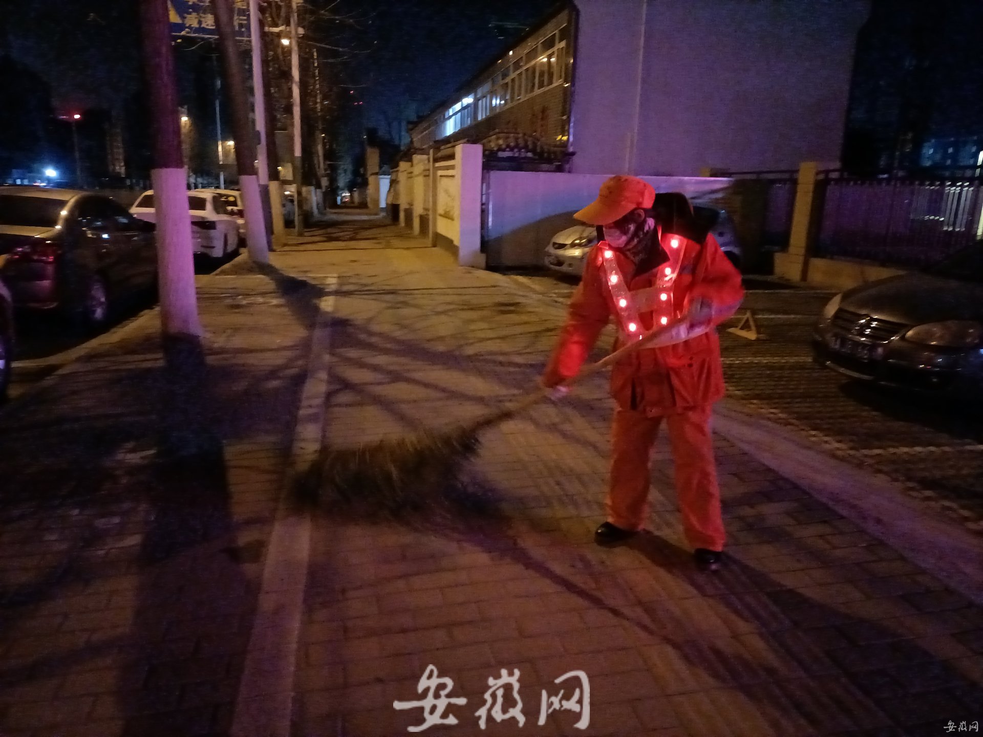 寒夜里的守护者|马路清洁工:凌晨四点的城市,她每天都能见到