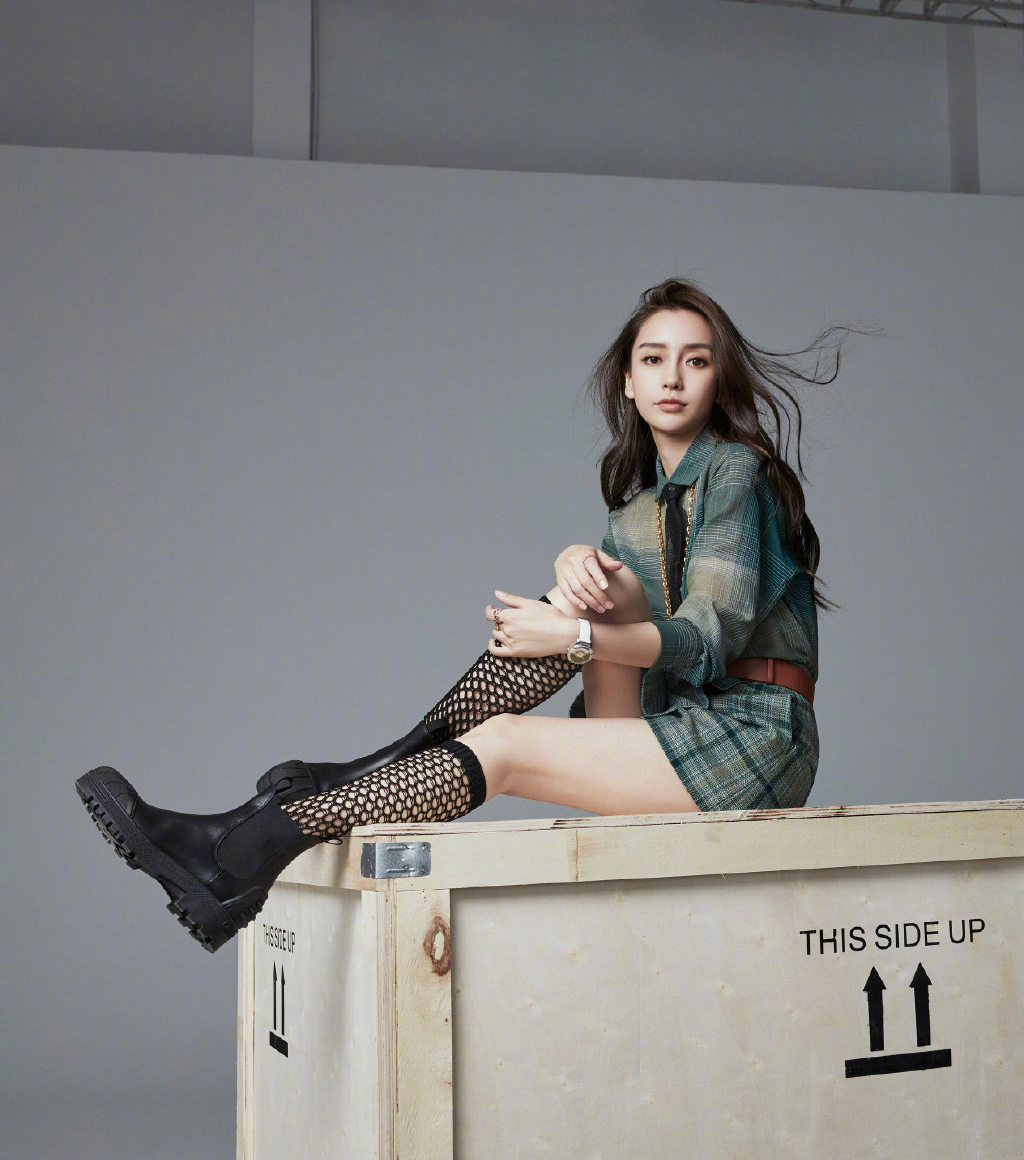 杨颖真舍得破费,用3千8的渔网袜搭配格纹短裙,只为秀一把美腿