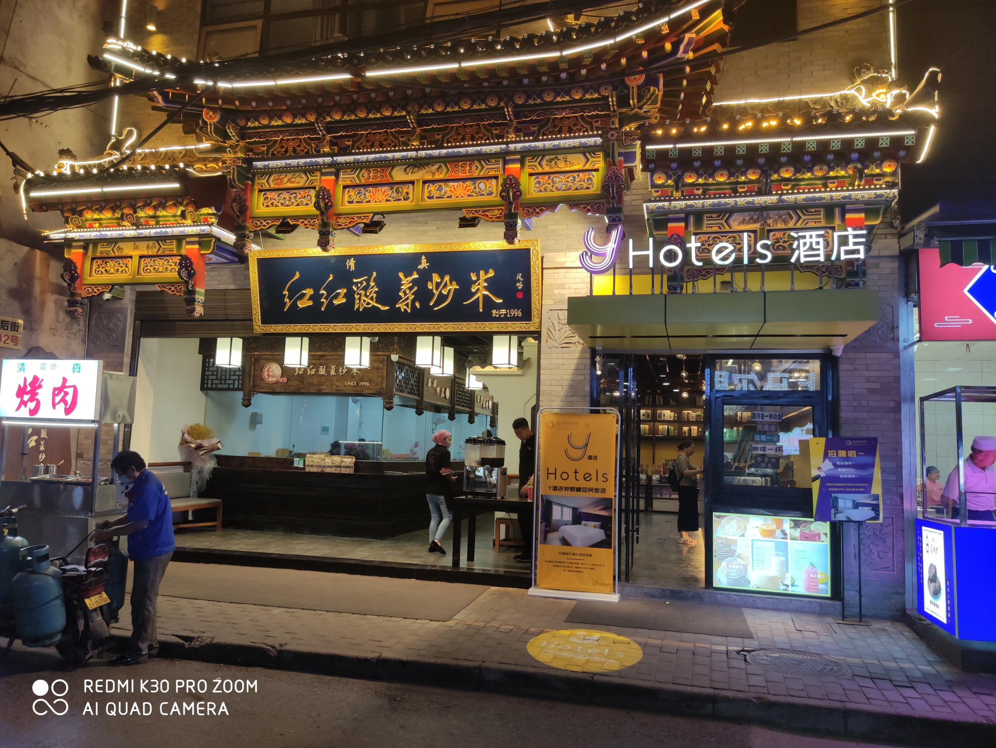 夜晚的西安回民街美食,美女遍地,街景和網傳的不太一樣