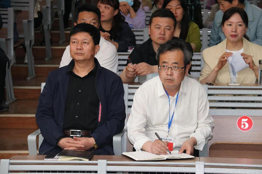 做快乐老师享幸福人生神木市家庭教育巡讲走进神木二中