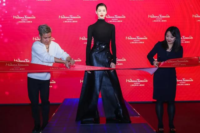 上海杜莎光影时尚专区抢鲜开启刘雯蜡像焕新登场