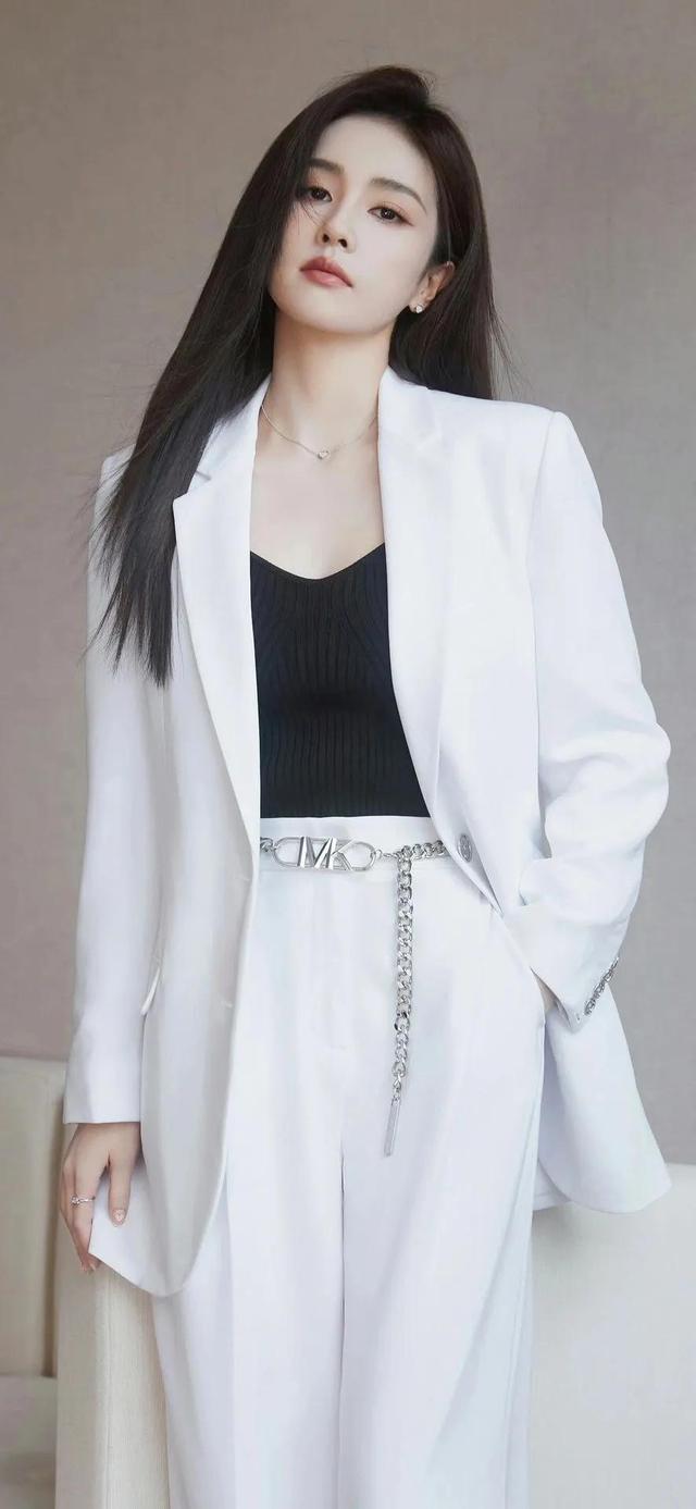 白鹿壁纸这个女明星太令人心动啦