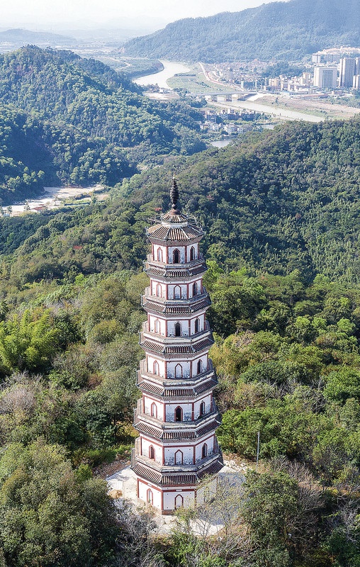 巽峰塔:建塔于"风位"象征风生水起