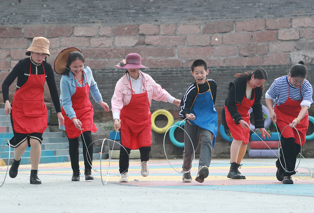 童年游戏回忆:滚铁环的乐趣与技巧