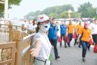 烈士后代夏芸枫在志愿岗位上.本报记者 刘平摄