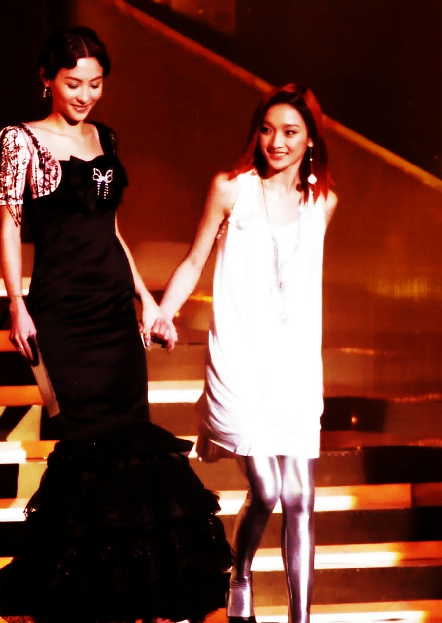 周迅和张柏芝同框.有人说,一个像淑女,一个像侍女.