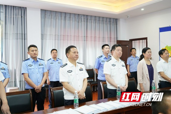 汤向荣一行深入湘西调研指导道路交通管理工作