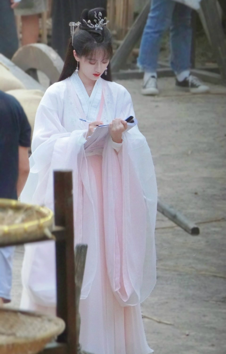 袁冰妍十天上班十套私服,古装路透比璇玑还美,御姐甜妹切换自如