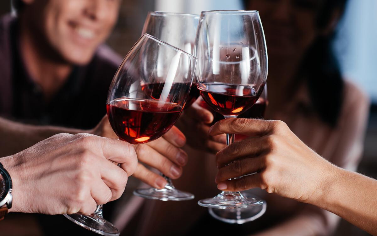 独家秘技!酒桌敬酒法则全解密,高效又无忧