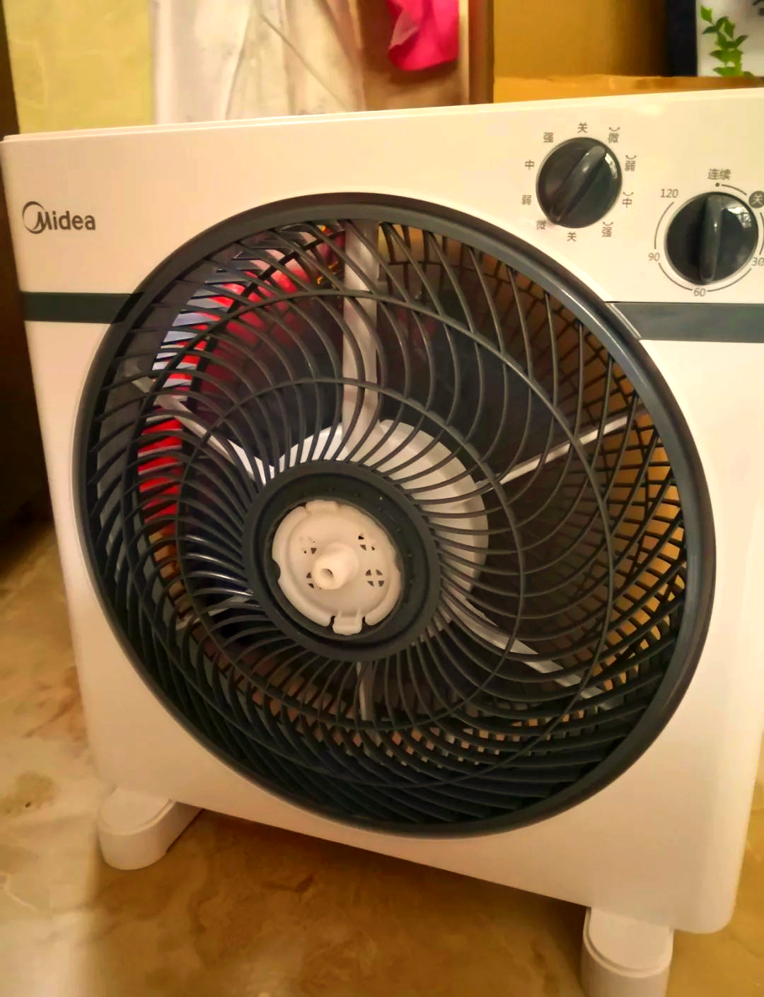 电风扇重焕光彩:多样款式引领夏日清凉新风尚