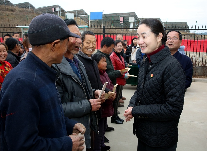 陈小艳参加帮扶村产业发展劳务费发放活动