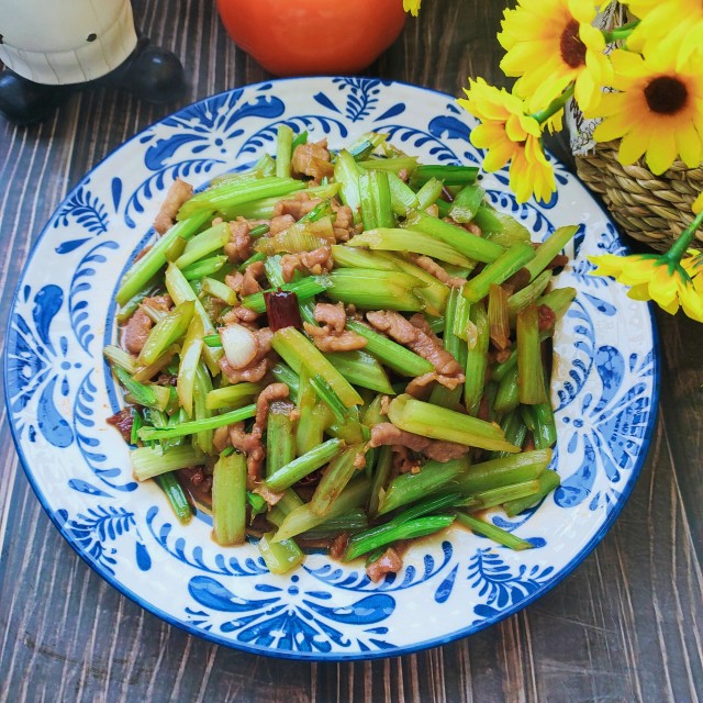 熟肉炒芹菜图片