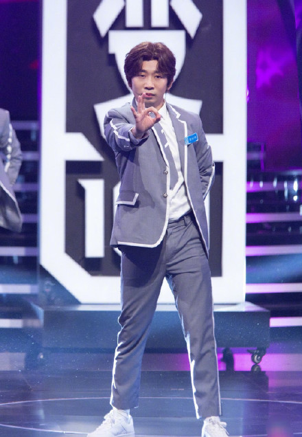 刘维杨迪模仿蔡徐坤引爆笑 山上的笋都被你们夺完了!