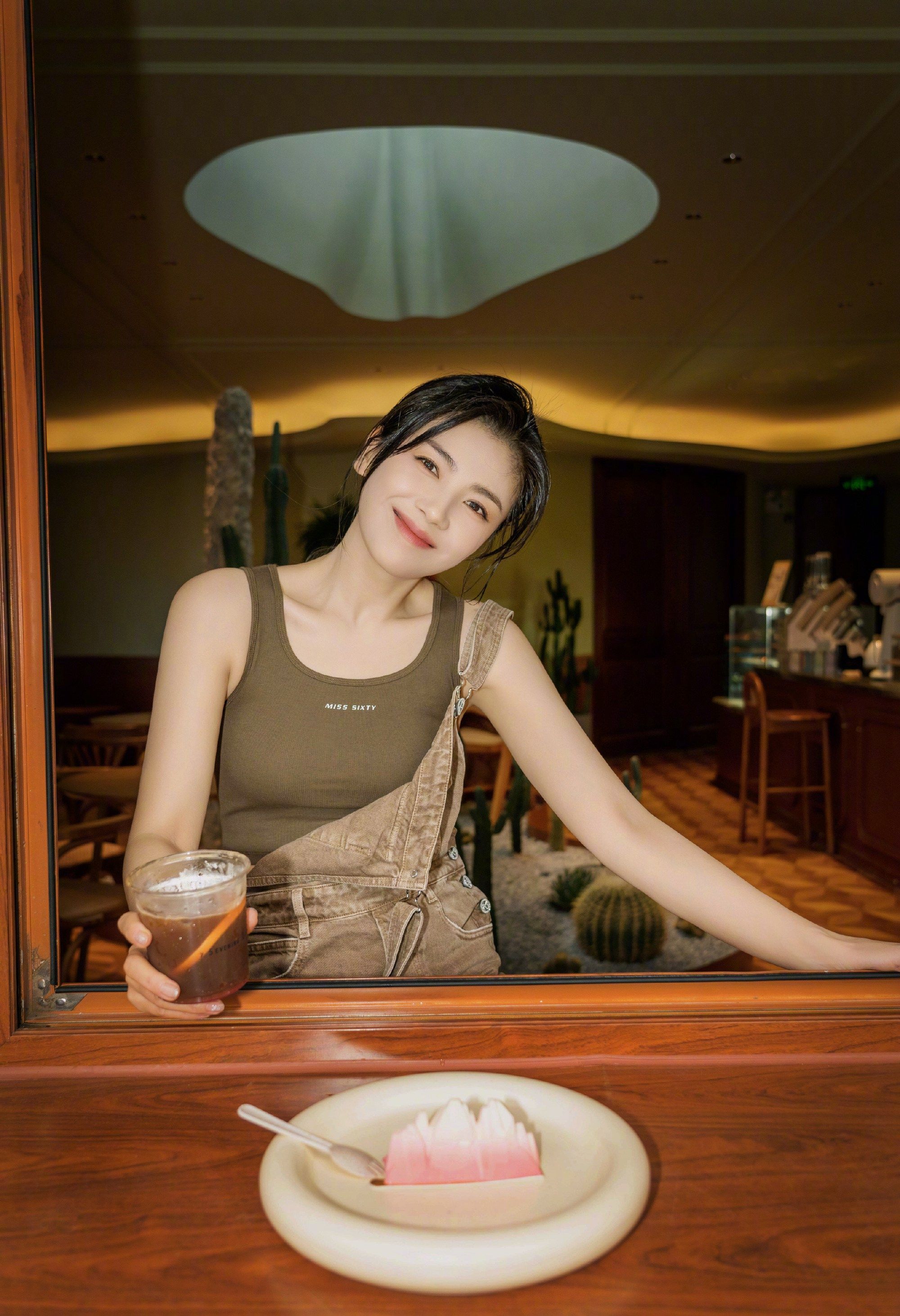 刘涛吊带背心干练十足写真