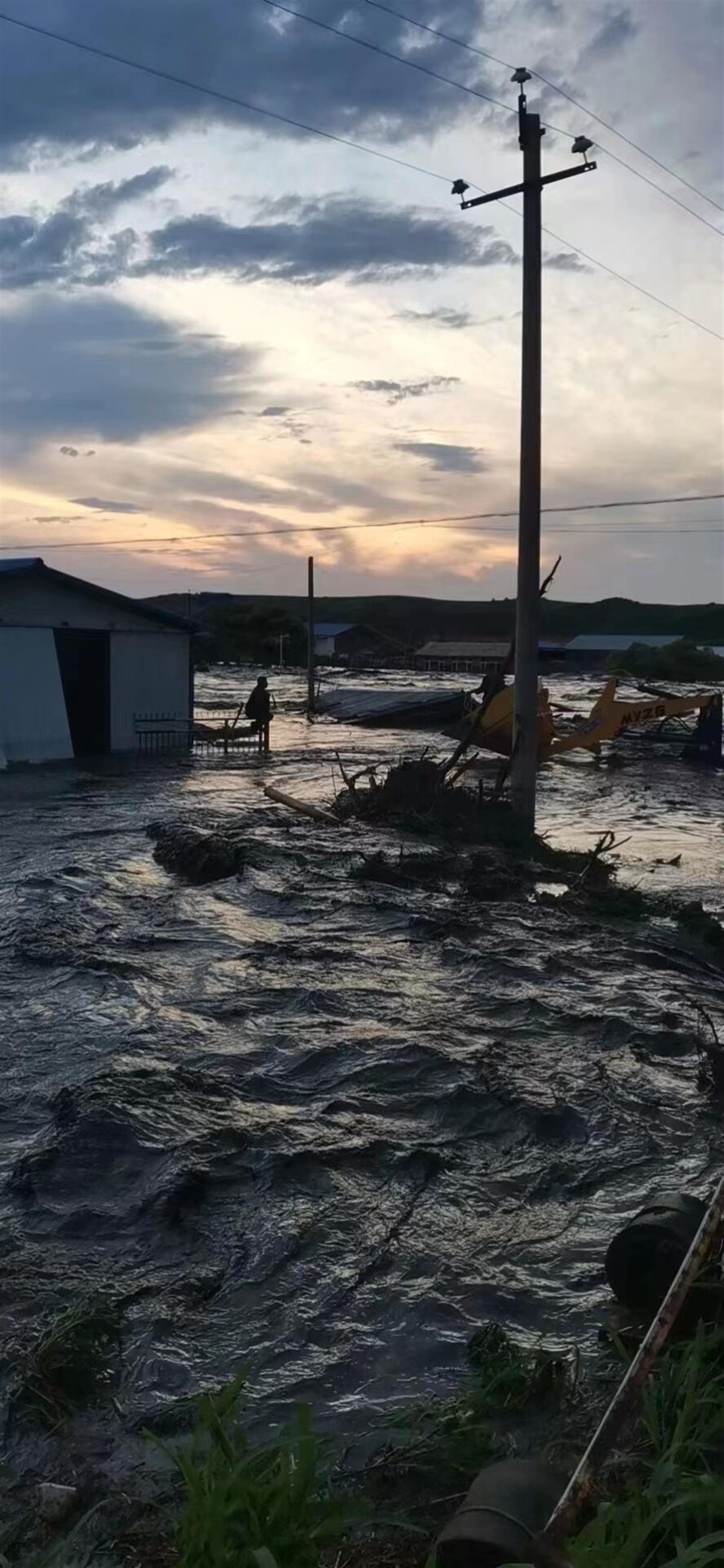 黑河市五大连池市朝阳山镇东风村因短时强降雨引发山洪,造成1人死亡7