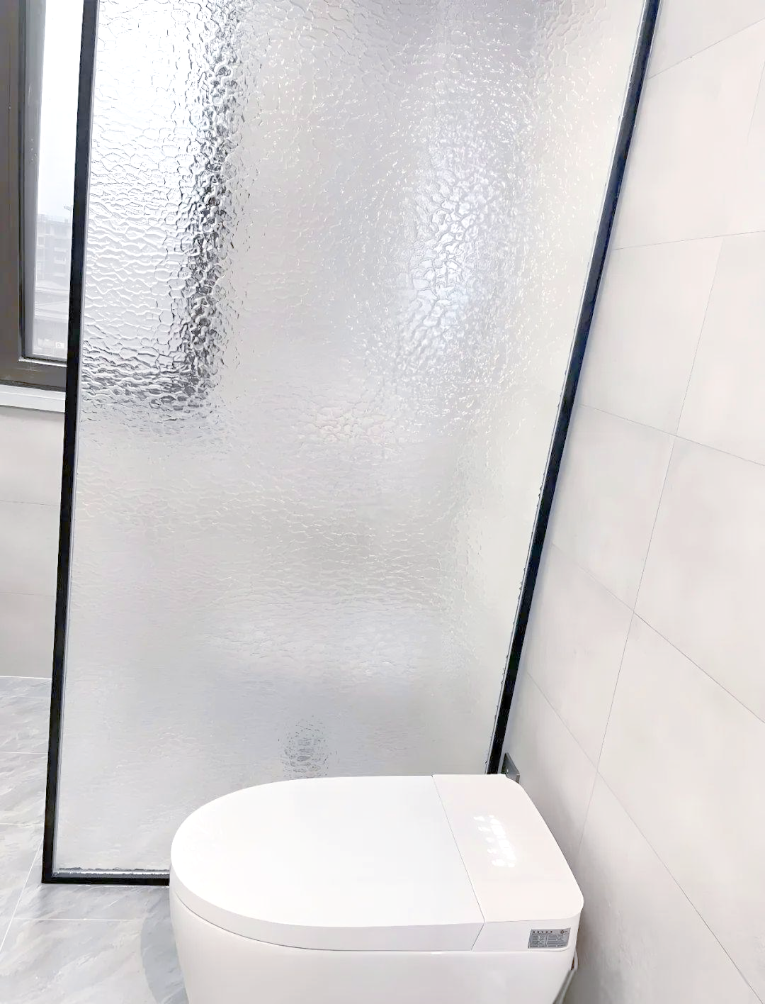 不论作为分隔空间,门窗设计还是作为背景墙,水纹玻璃都能以它那如水般