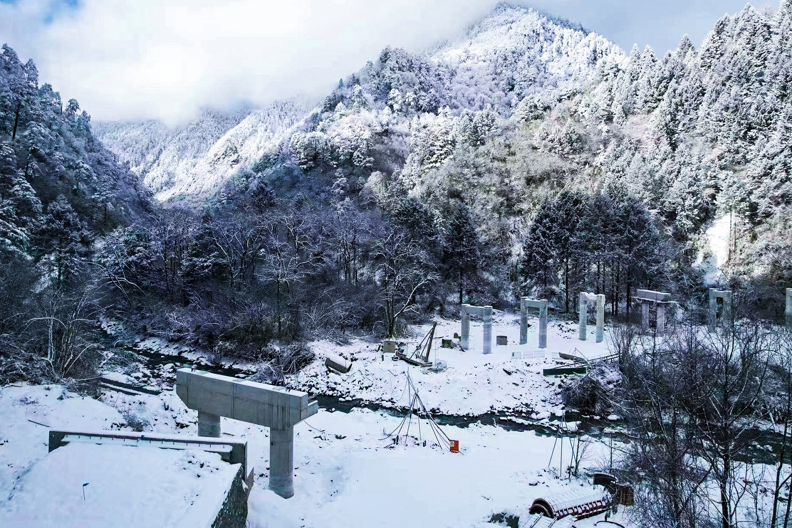 雲海築天路——中鐵一局國道549項目建設紀實