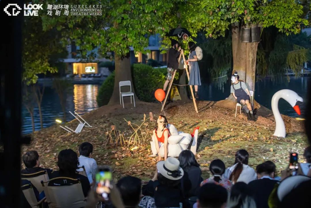 春光遇上夏日,驾一艘小船推着绿波去往与世隔绝的湖心,看一出剧,我想