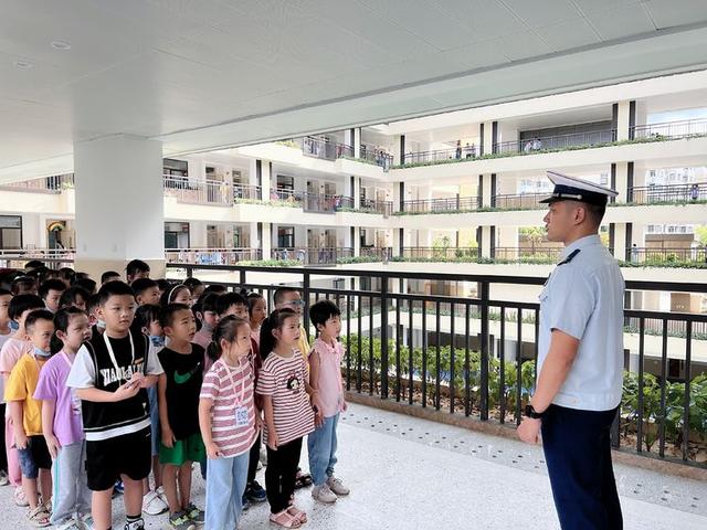 福州市屏西小学开展新生军训暨行为习惯养成常规教育