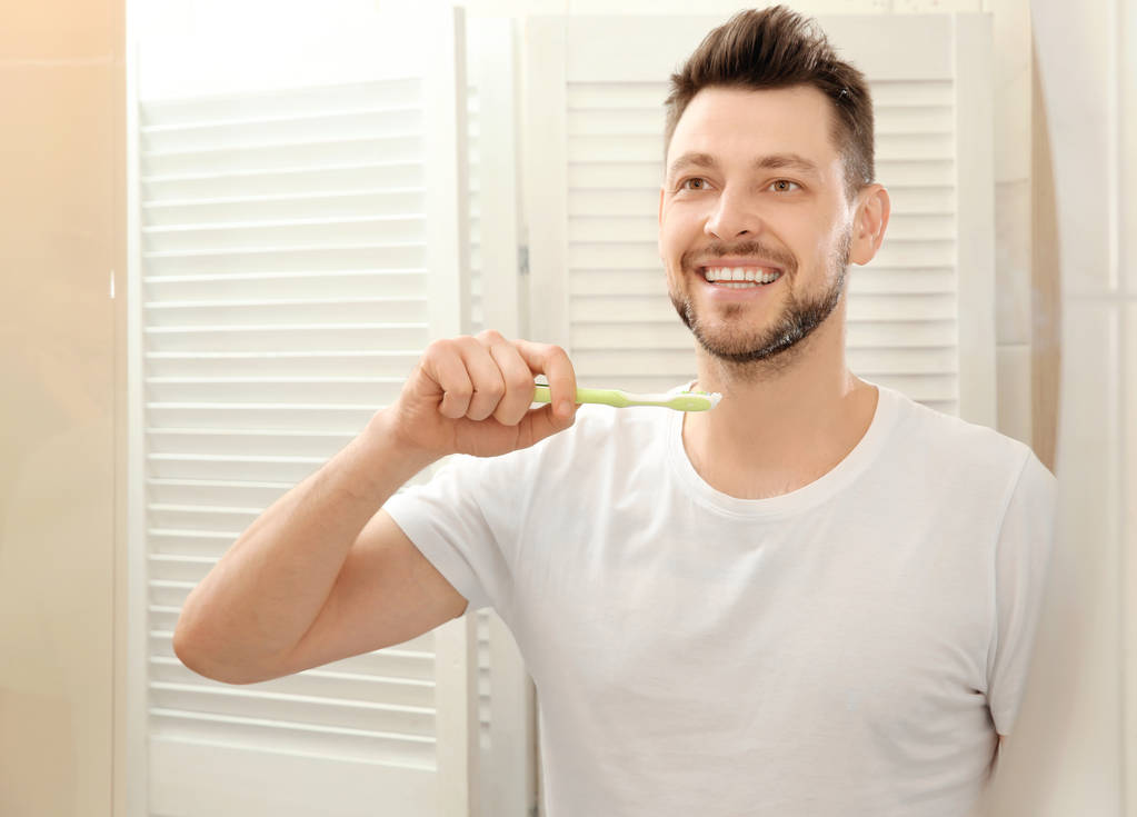 人在镜子里看到的自己和照相机中的自己,哪个更真实?