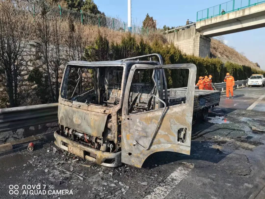 地板的輕型小貨車行駛至瀋海高速黃島路段時,貨廂內突然躥起了火苗