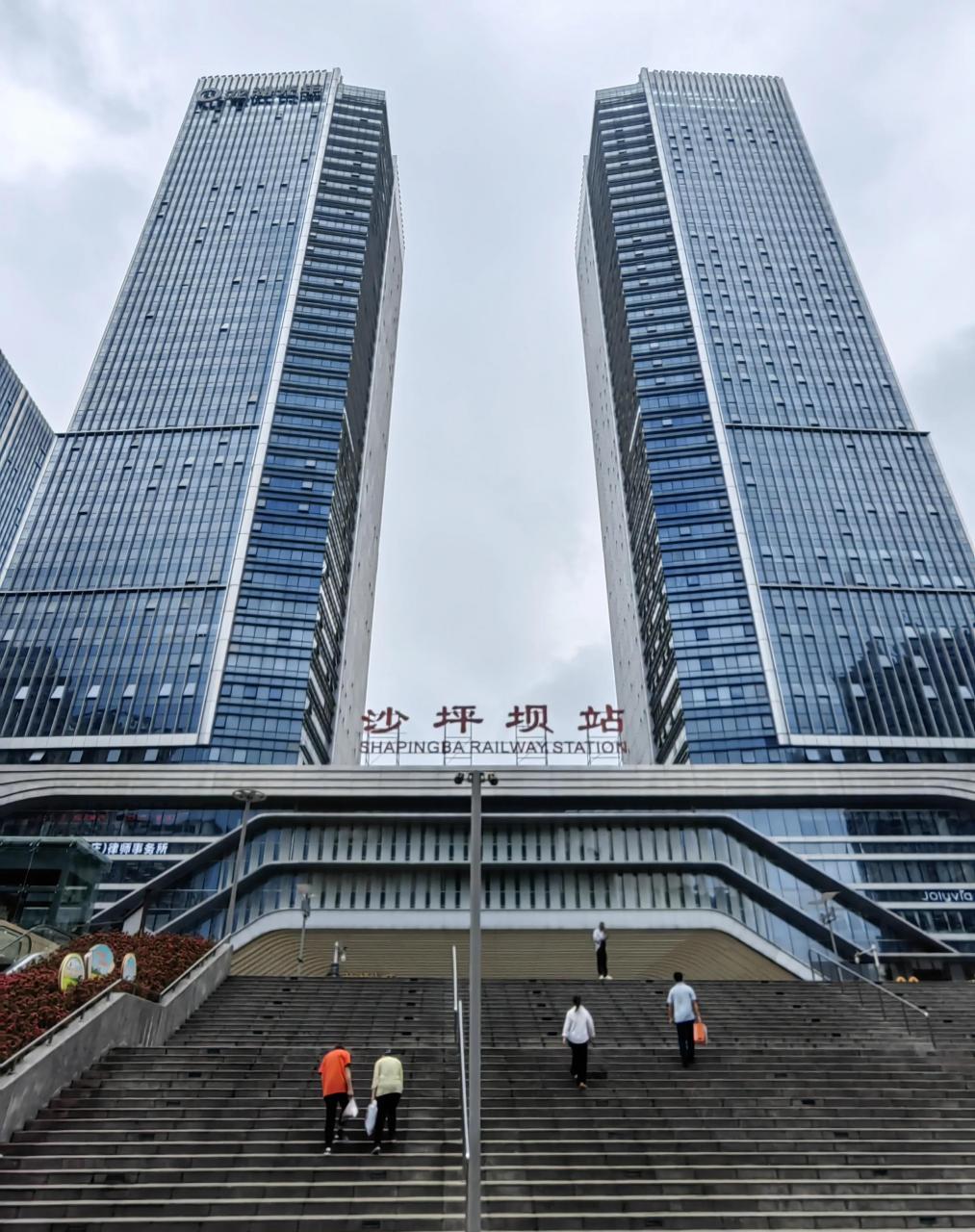 五一节假期过了,6日重庆沙坪坝高铁站,清静得难以置信,大厅里空荡荡的