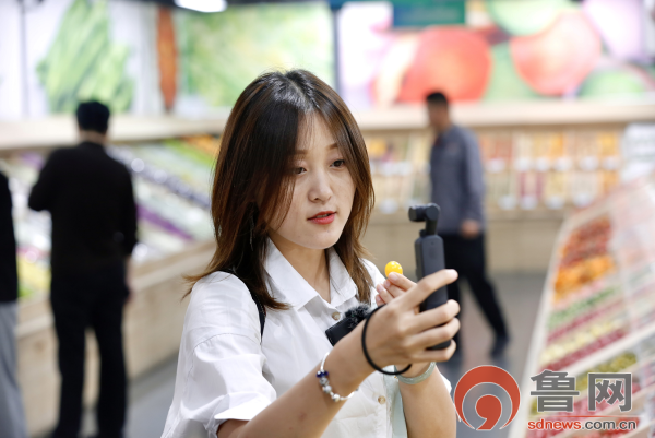 「追寻建党百年足迹 网络名人山东行」西红柿有12种口味 来到寿光蔬菜