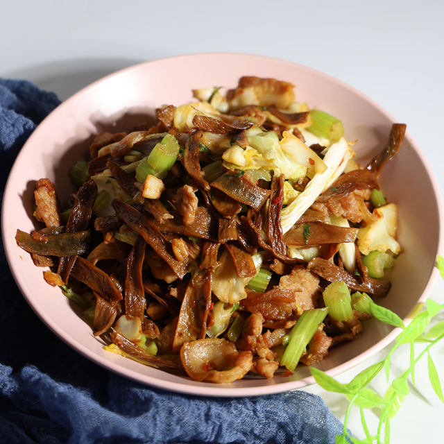 肉片炒芹菜乾豆角,鮮香味美,下飯極了