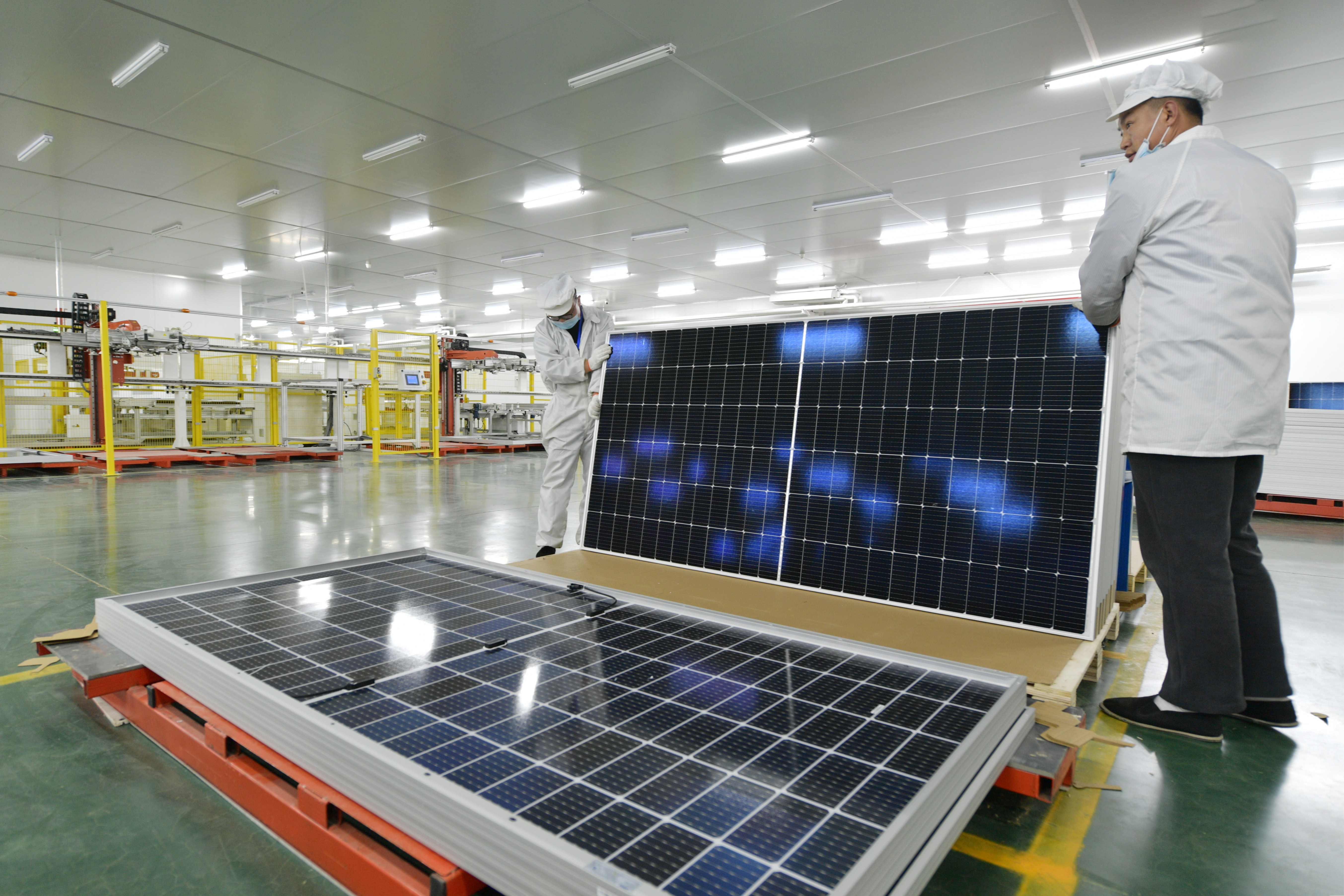 生产建设齐发力——沙漠腹地光伏产业兴