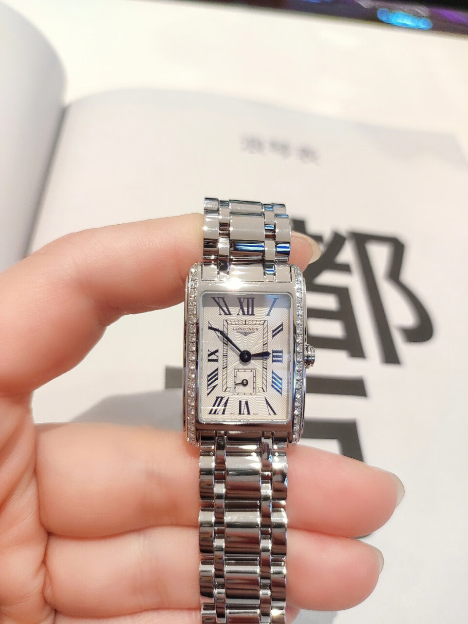 浪琴黛绰维纳系列石英钢带女表,点亮琐碎日常,闪耀真我光彩