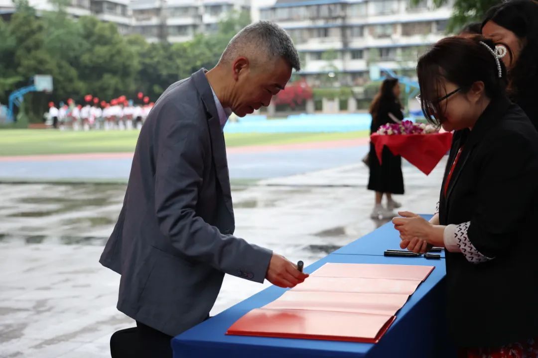 成都市第二十中学校花照校区挂牌仪式在花照校区操场举行