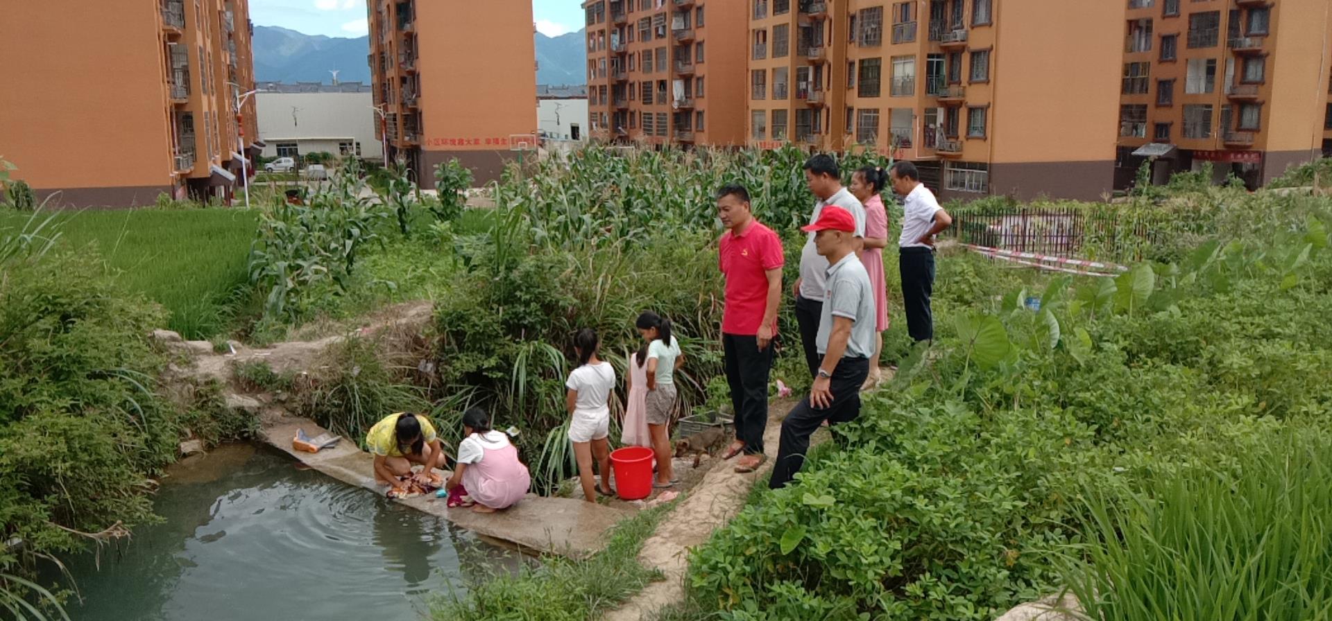 江华邱玉峰:做好社区群众贴心人