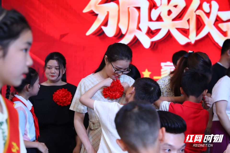 "我为爸爸妈妈戴红花",雨花区枫树山东南海小学开展"六一"庆祝活动