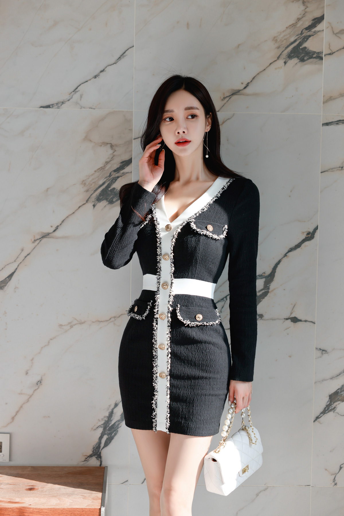 女神孙允珠时尚写真:排单扣黑白拼色深v修身连衣裙,时尚又高级