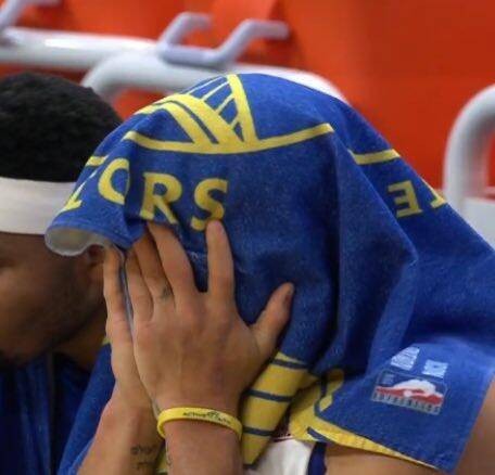 18分钟0 4 4!勇士1亿先生首秀惨淡,库里双手捂脸,被名记说中?