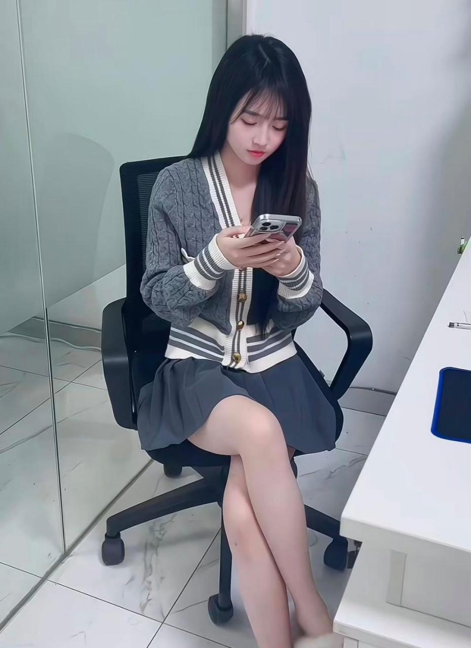 女同事上班一直玩手机,一问才知道是老板小姨子