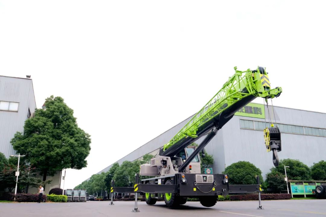 创纪录!中联重科发布全球首台纯电动越野轮胎起重机