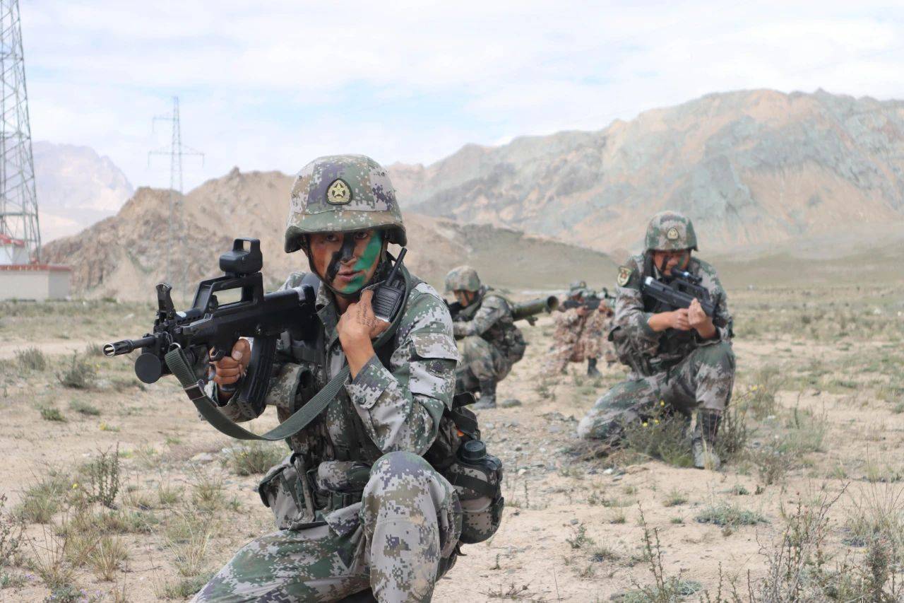 "西南猎豹"特战旅帅呆了:配发全息瞄准具 看哪儿打哪儿