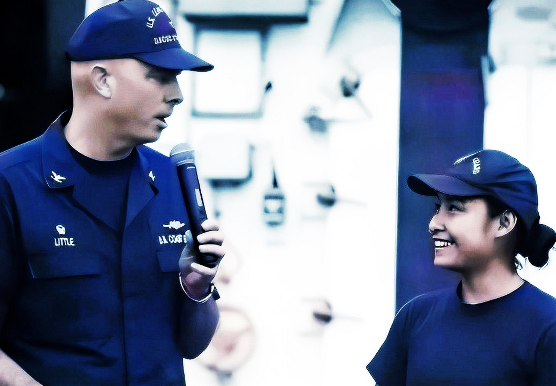 这位穿美国军装的女孩叫郑浩儿,是一个坚强的中国女孩.