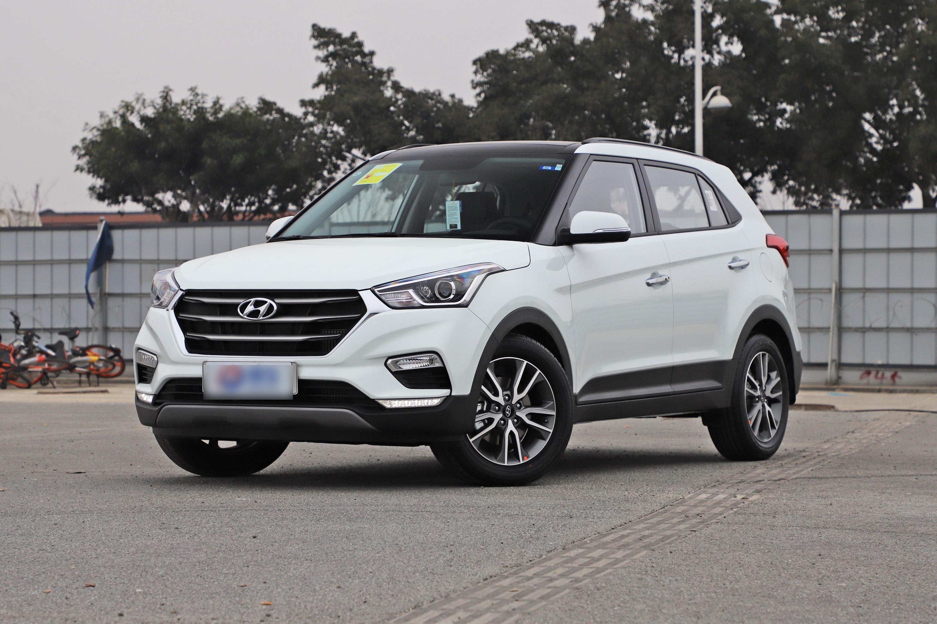 以下是现代汽车后备箱开启方式的详细说明:1